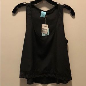 NWT h.i.p. Happening in the Present Crochet Crop